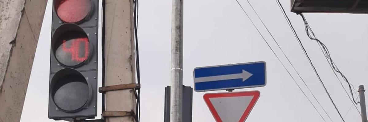 Светофор на перекрестке улиц Бойцов 9-й Дивизии и 50 лет Октября будет откорректирован