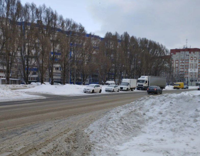 В Курске из-за припаркованных авто затруднена расчистка проезжей части 