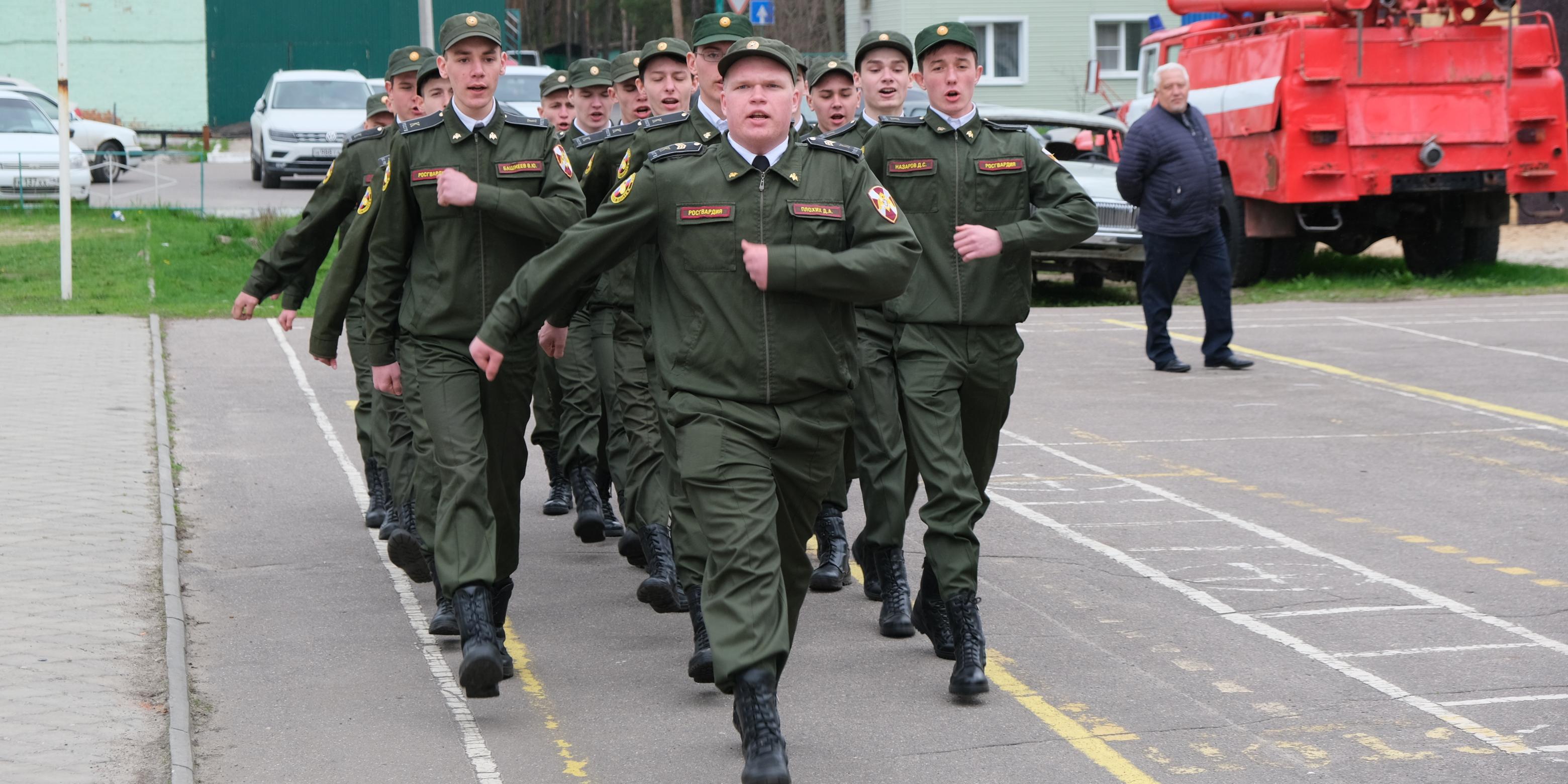 Накануне Дня Победы около 100 курских кадетов прошли строем с песней 