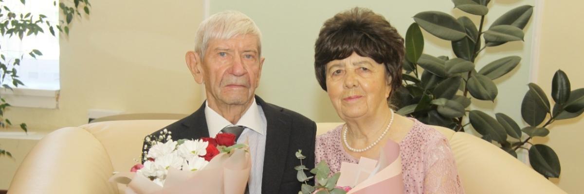 В Курске супружеская пара отметила «бриллиантовый» юбилей