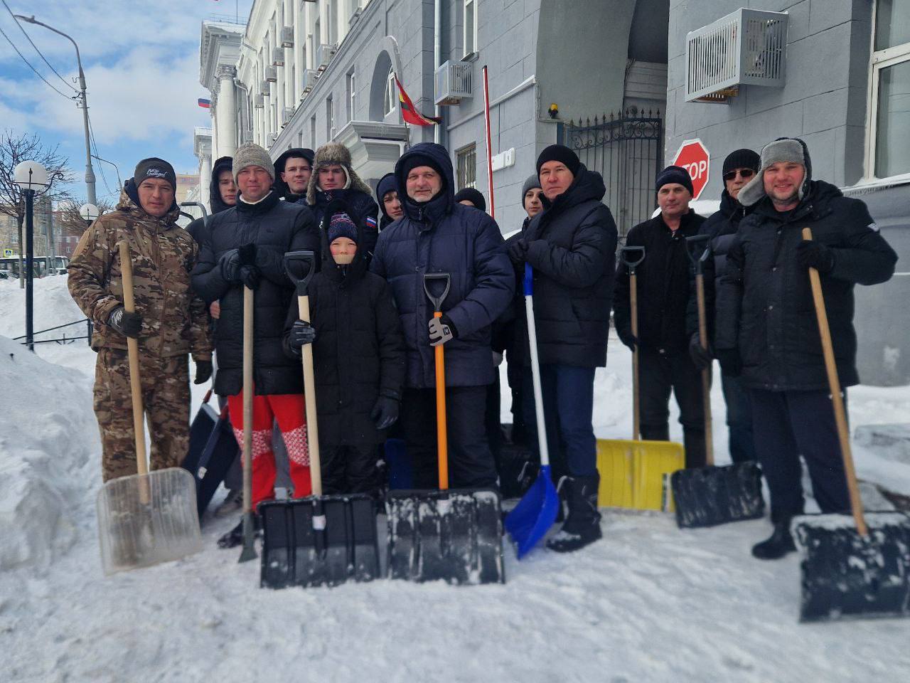 Совместно с дорожниками в уборке снега с улиц участвуют и сотрудники администрации Курска 