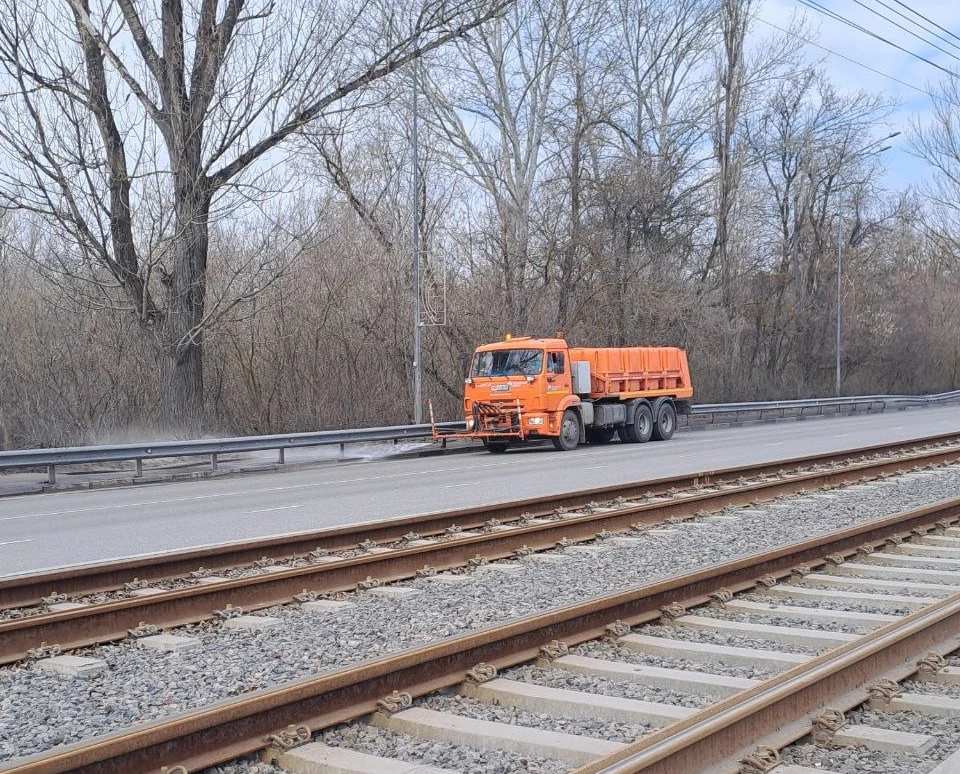 В Курске наводят чистоту на дорогах 75 человек и 58 машин