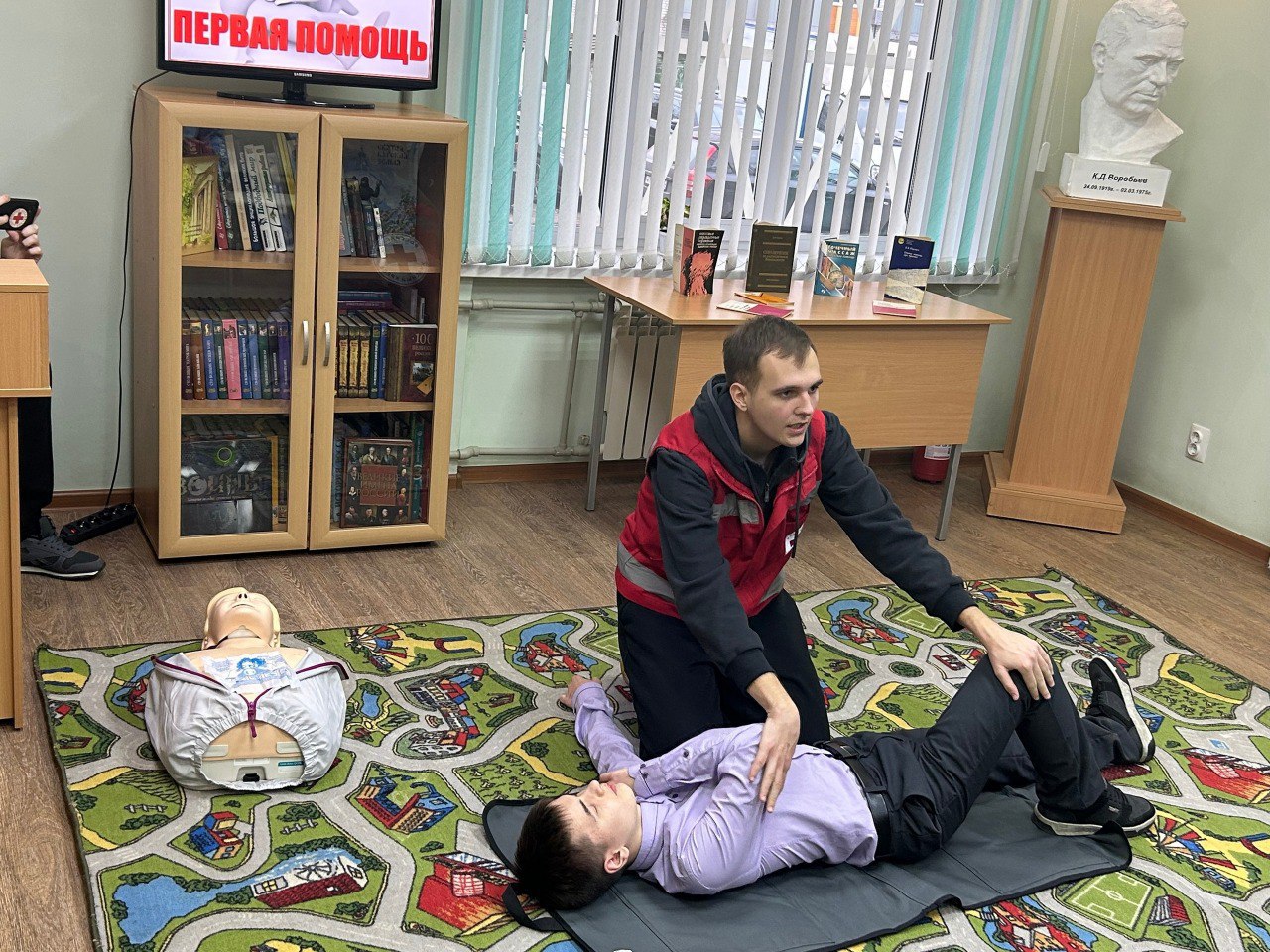 В курской библиотеке школьников научили оказывать первую помощь