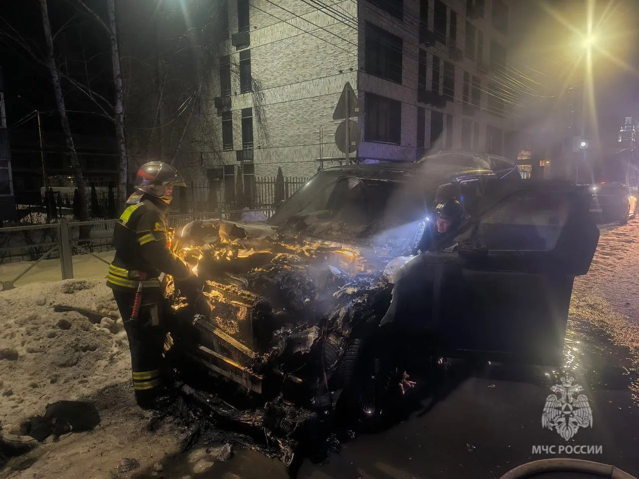 В центре Курска ночью сгорел автомобиль