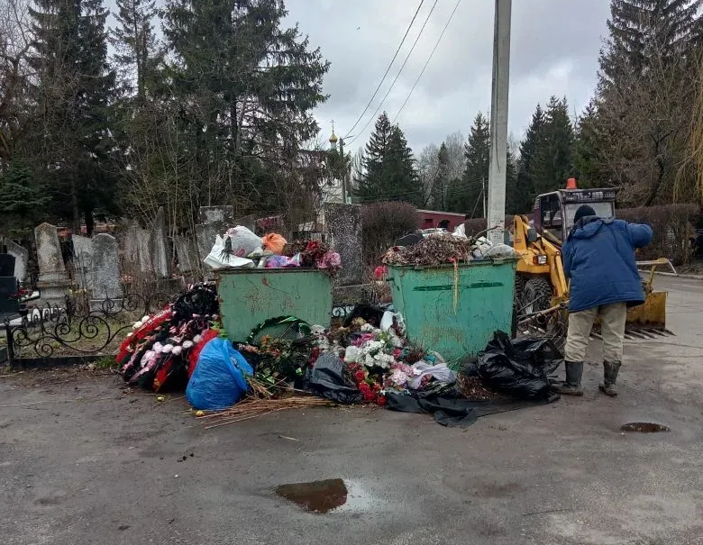 В Курске перед Пасхой усилили уборку Северного и Южного кладбищ 