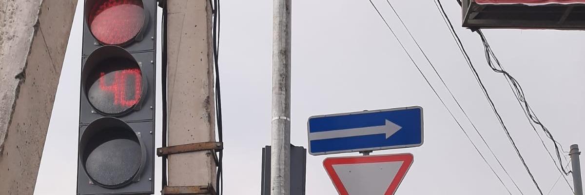 В Курске на пересечении улиц 50 лет Октября и Бойцов 9-й дивизии корректируют работу светофоров