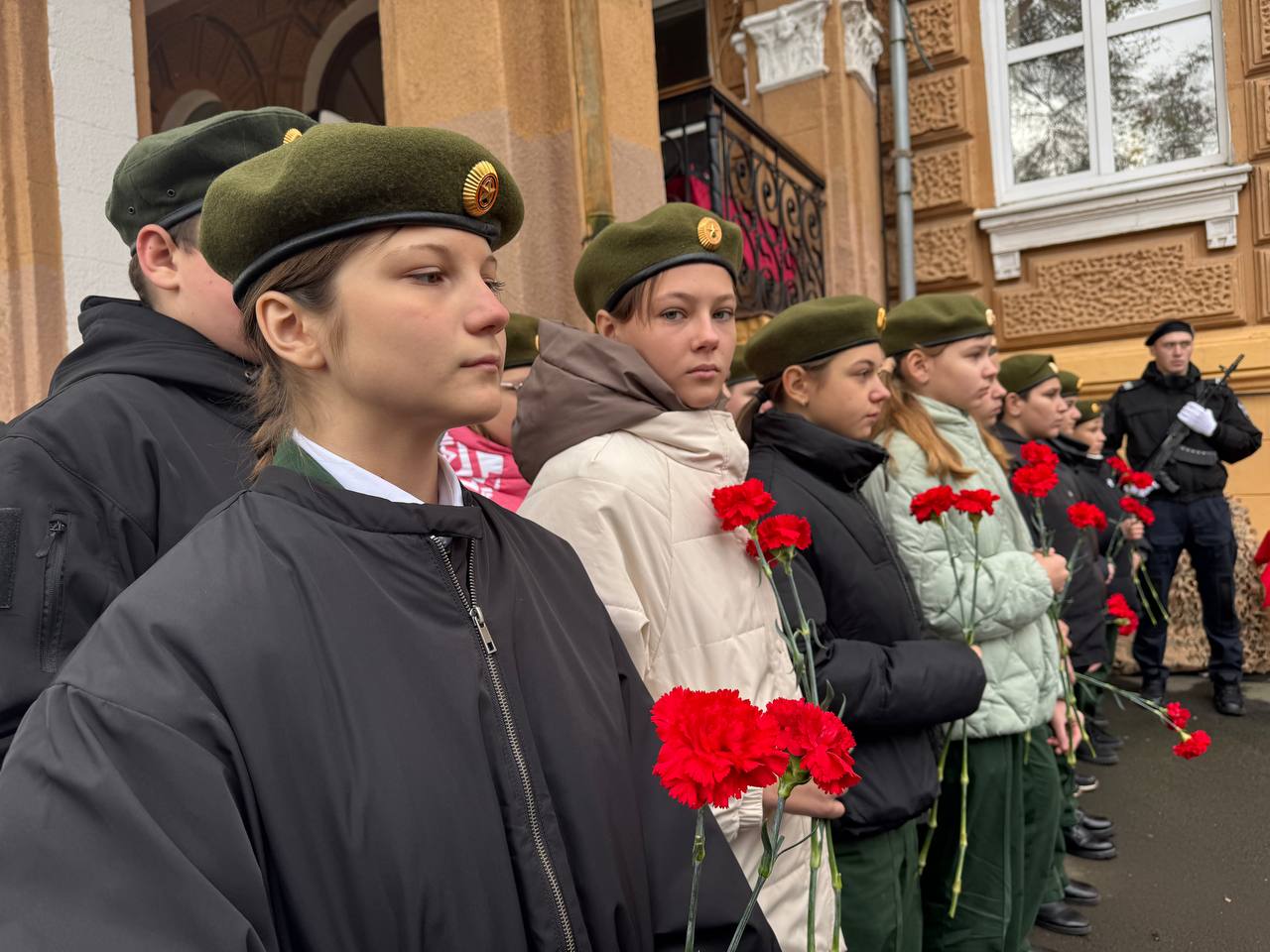 В Курске открыли памятную доску погибшему росгвардейцу Олегу Галушкину