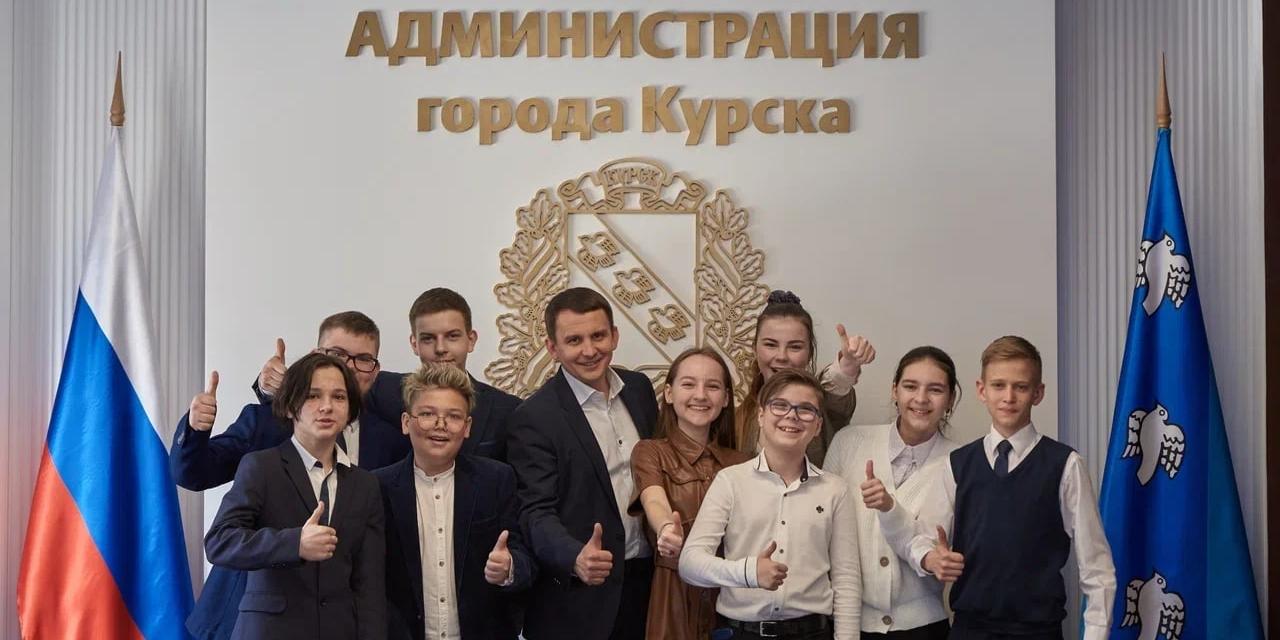 Глава Курска познакомился со школьной командой КВН «Антоновка»