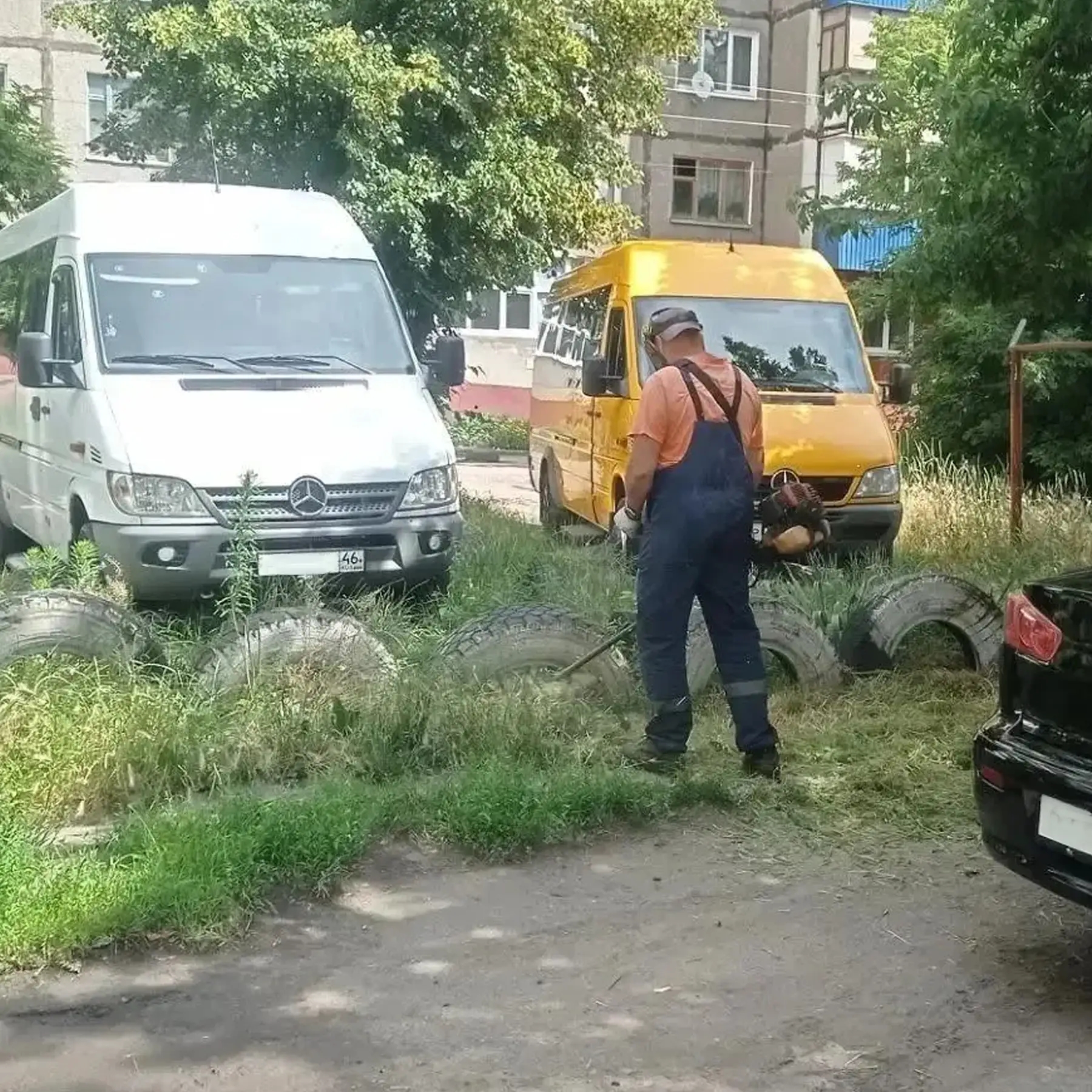 На ПЛК в Курске косят траву