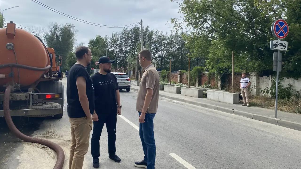 В Курске решают проблему с канализационным  коллектором на улице Ольшанского