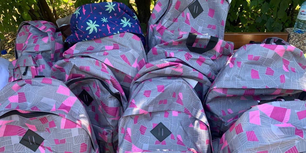 В Курске ученикам начальной школы дарили рюкзаки и канцтовары
