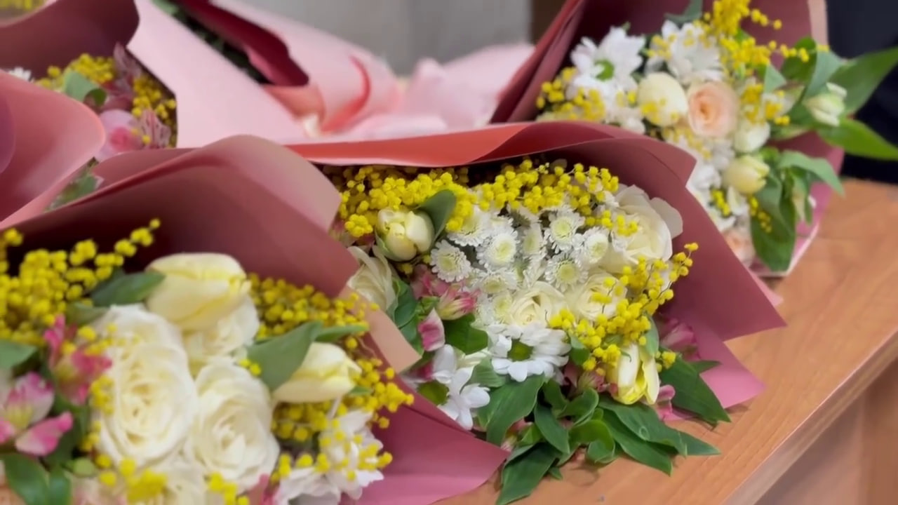 Работниц администрации Курска поздравили музыкой и цветами