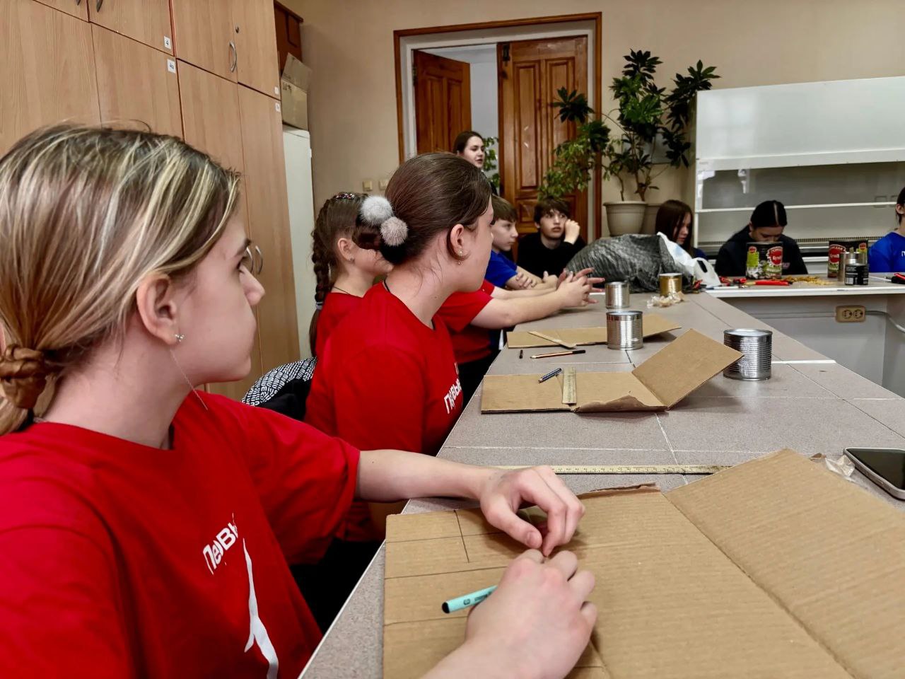 Тимуровцы «Движения Первых» города Курска сделали свой вклад в помощь нашим бойцов