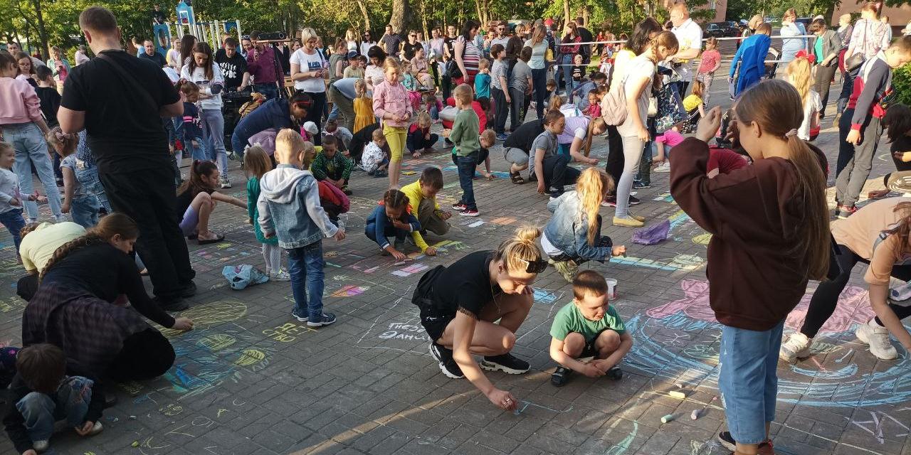 В Курске возле ЦД «Родина» прошел праздник «Первый летний день в году»