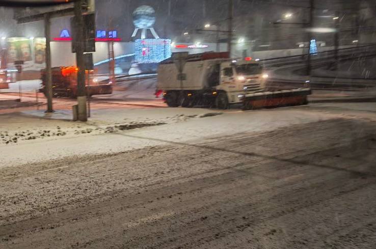 Курские дорожные службы на протяжении всей ночи расчищали снег