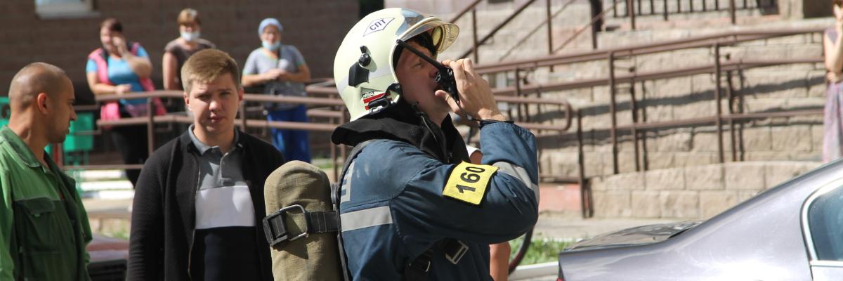 Курские спасатели эвакуировали из многоэтажки на Дериглазова 20 человека