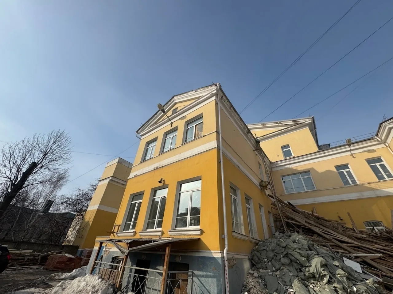 В центре Курска реставрация роддома 1950 года перешла в активную фазу