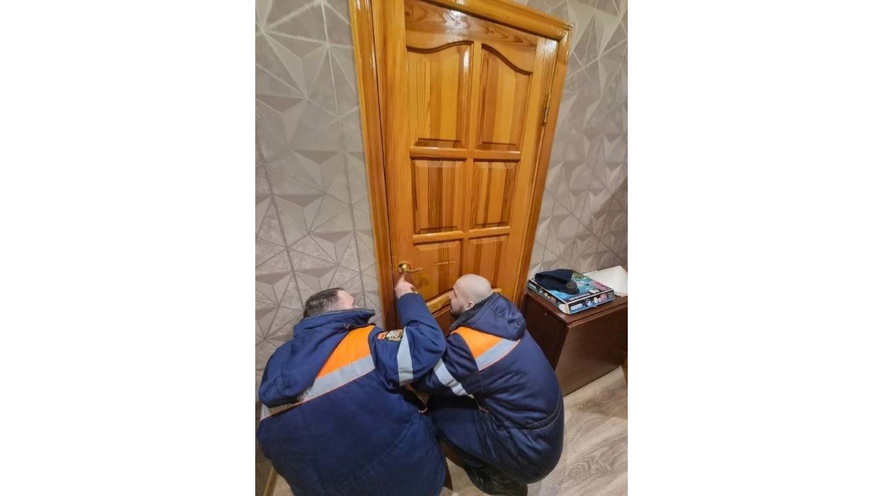 В Курске спасатели помогли вскрыть закрытую маленьким ребенком дверь