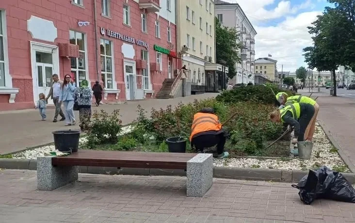 В парках и скверах Курска продолжают наводить порядок