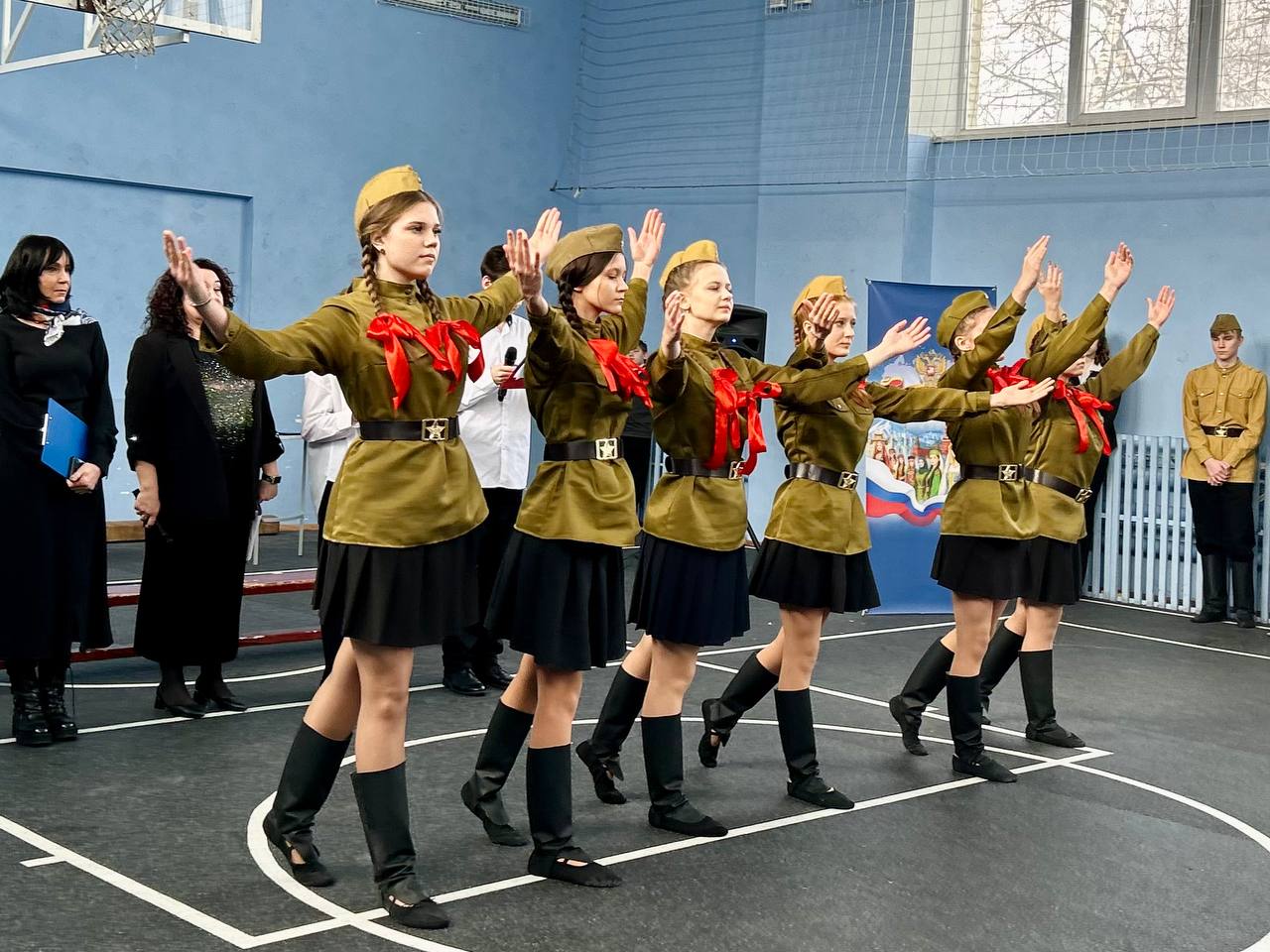 Школа №31 почтила память освободителей Курска и современных героев