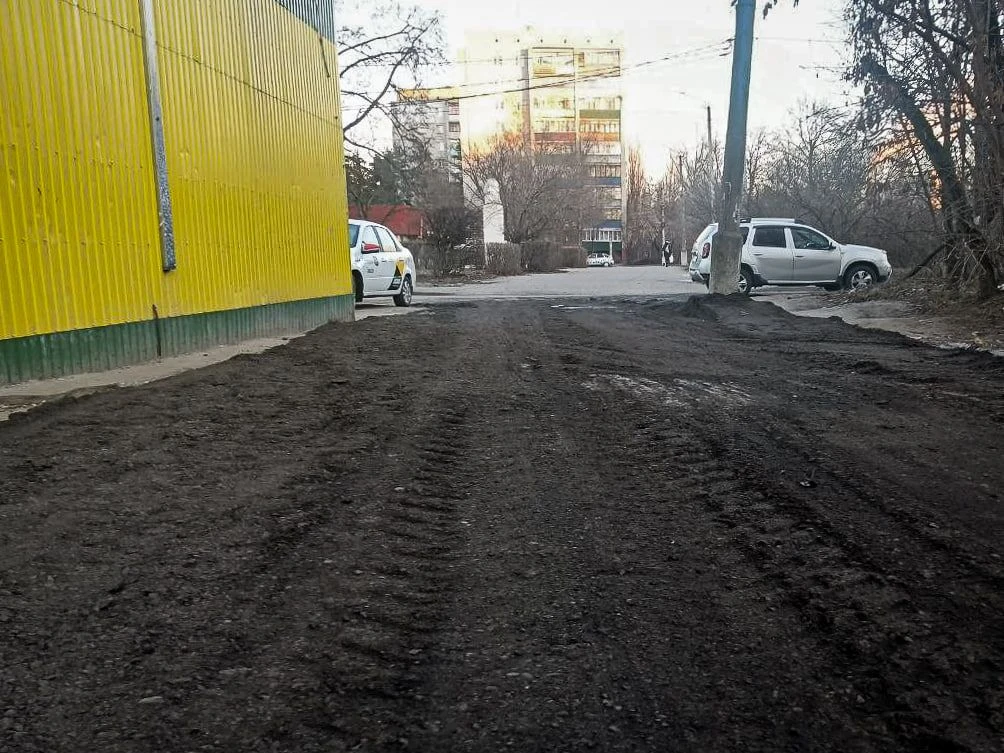 На ПЛК, 83а, по просьбе курян засыпано и отгрейдировано 70 метров дороги