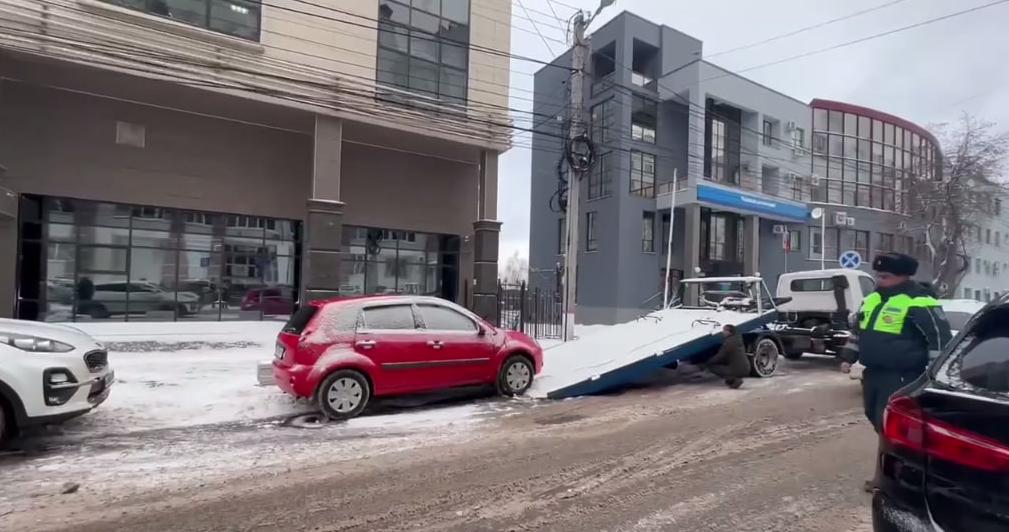 В Курске эвакуируют мешающие уборке снега машины