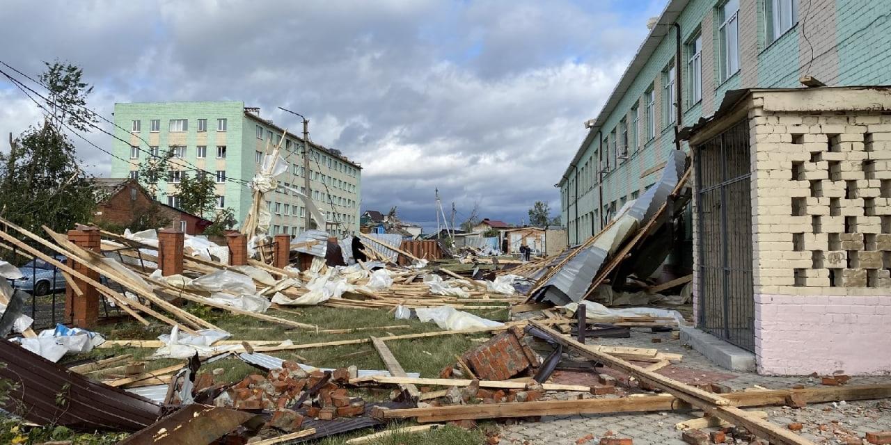 Торнадо в курске. Крыша пятиэтажки. Ураган в Курске. Смерч в Курске. Ураган в деревне.