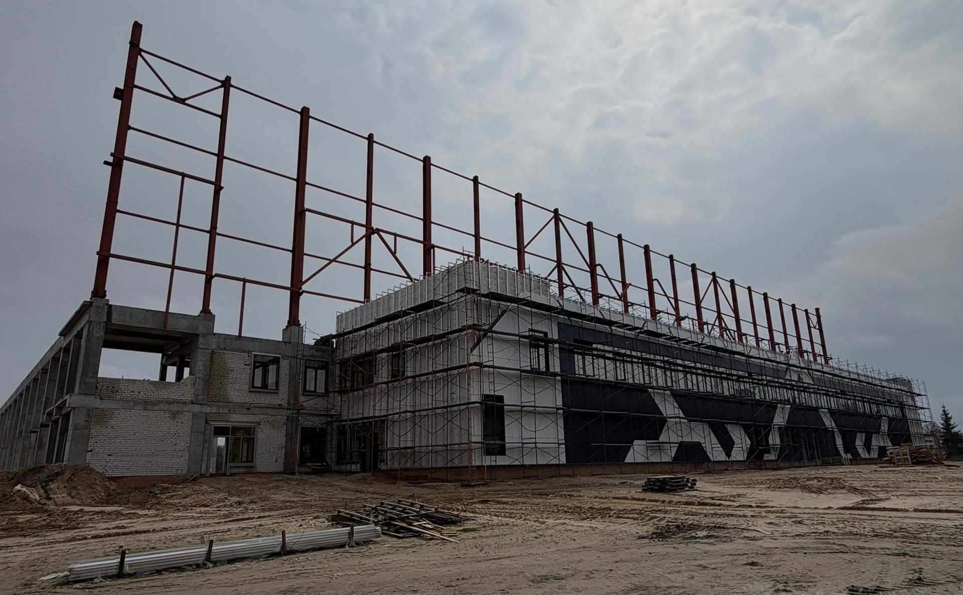 В Курске продолжают строительство манежа на Тускарной