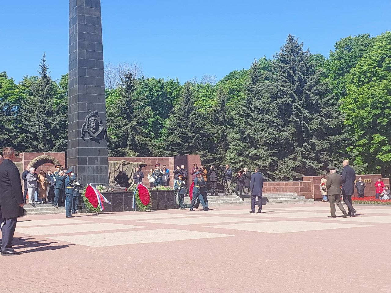 В Курске 9 Мая горожане почтили память героев на Мемориале павших в годы Великой Отечественной войны