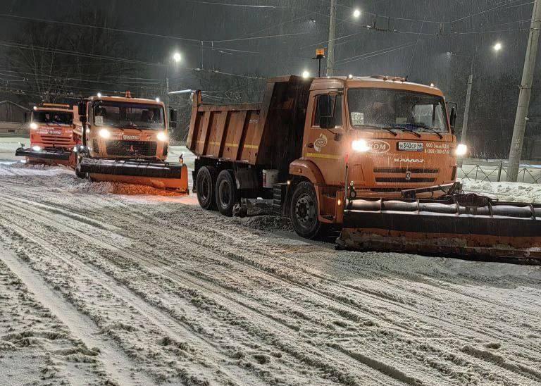 Курск расчищают от снега 88 единиц техники и 167 рабочих