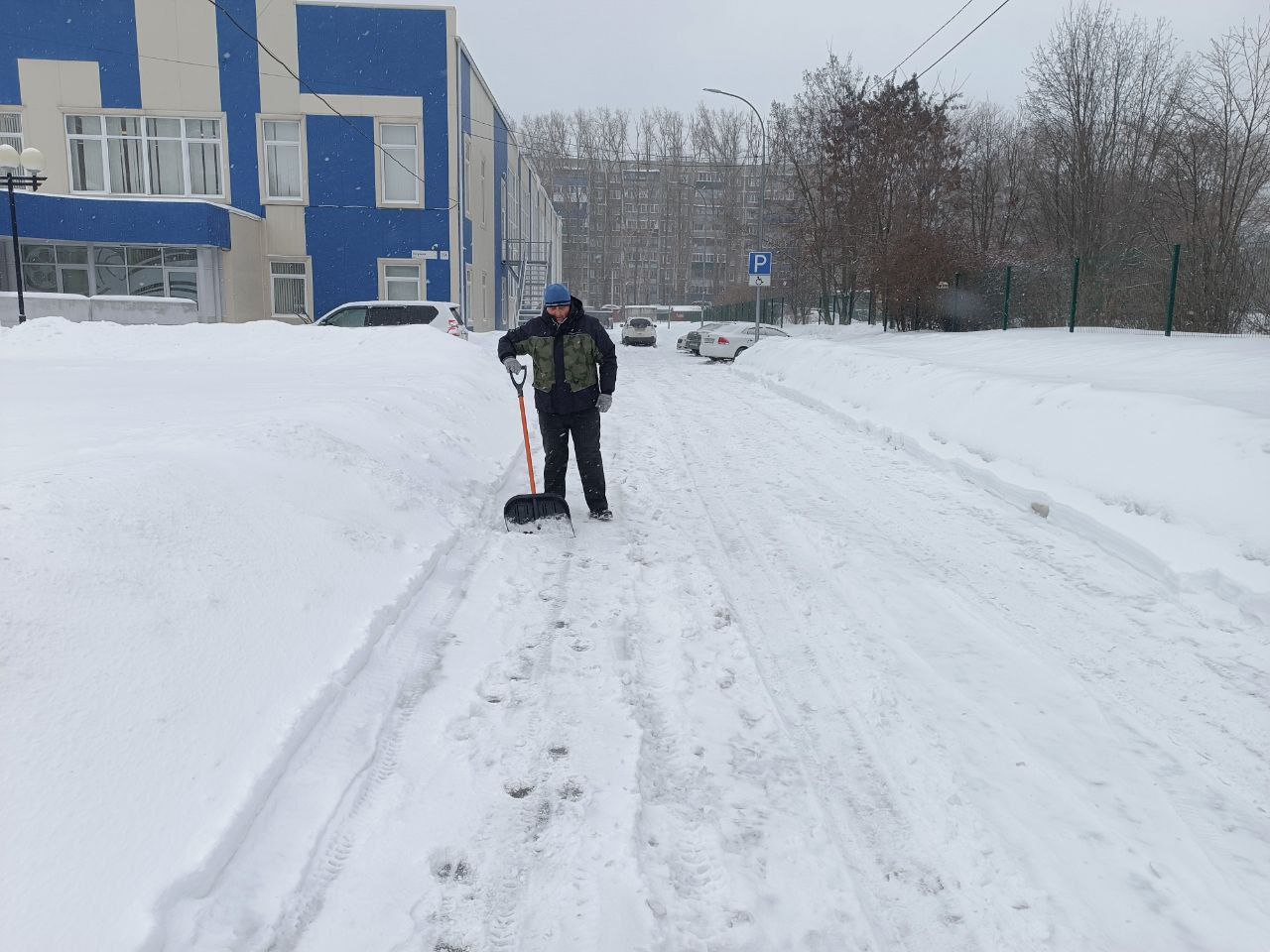 Сотрудники курских спортшкол тоже взялись за лопаты