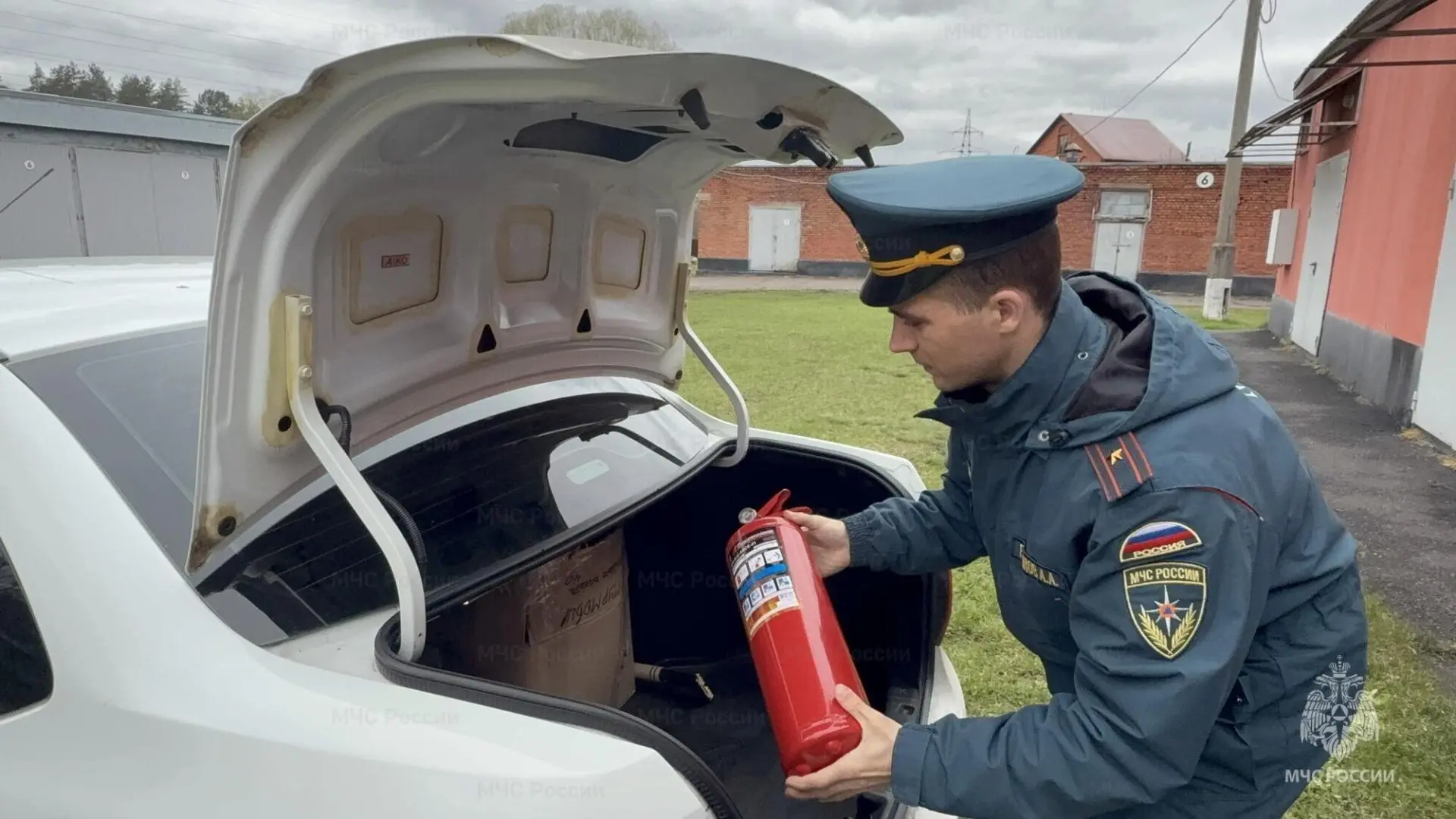 Бойцам в зону СВО передали 25 огнетушителей от курского МЧС