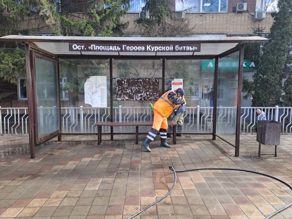 В Курске 75 человек и 69 машин очищают улицы от мусора