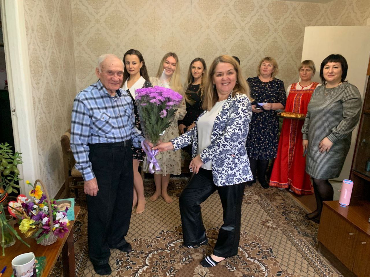 Юбилей Человека с большой буквы: педагоги курского детского сада № 21 поздравили ветерана войны