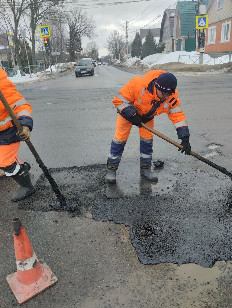 В Курске на Пучковке начали устранять выбоины на дорогах