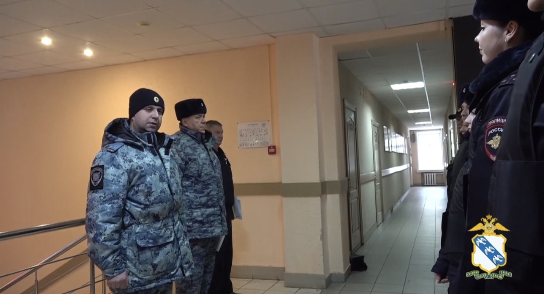 В Курске стражи порядка провели для горожан инструктаж по противодействию мошенникам