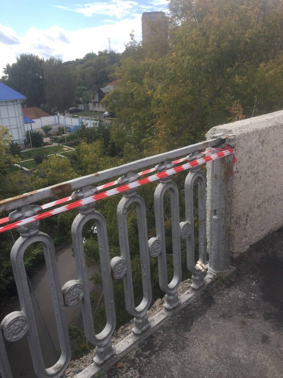 В Курске на Кировском мосту ограждение закрепили стальным тросом