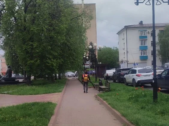 Парки и скверы Курска приводят в порядок 32 специалиста