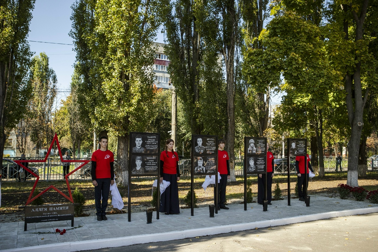 В курской школе №48 открыли Аллею Памяти выпускников, погибших при исполнении