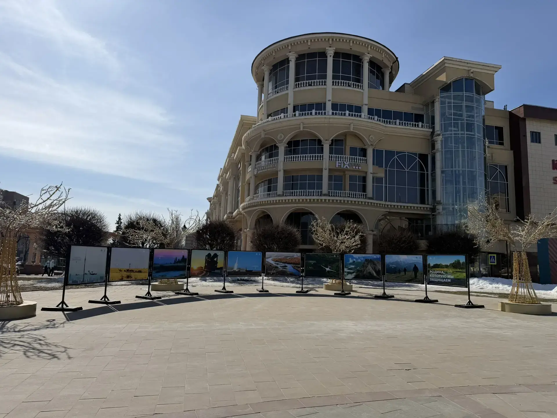 На Театральной площади Курска разместили патриотическую фотовыставку