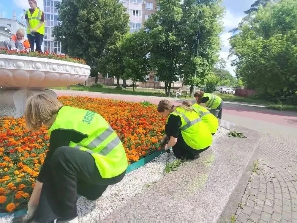 Рабочие ухаживают за растениями в парках и скверах Курска