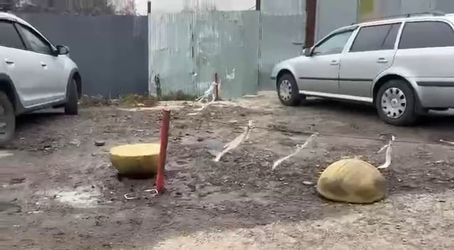 Около курской школы №54 поставили на место сдвинутые с дороги полусферы