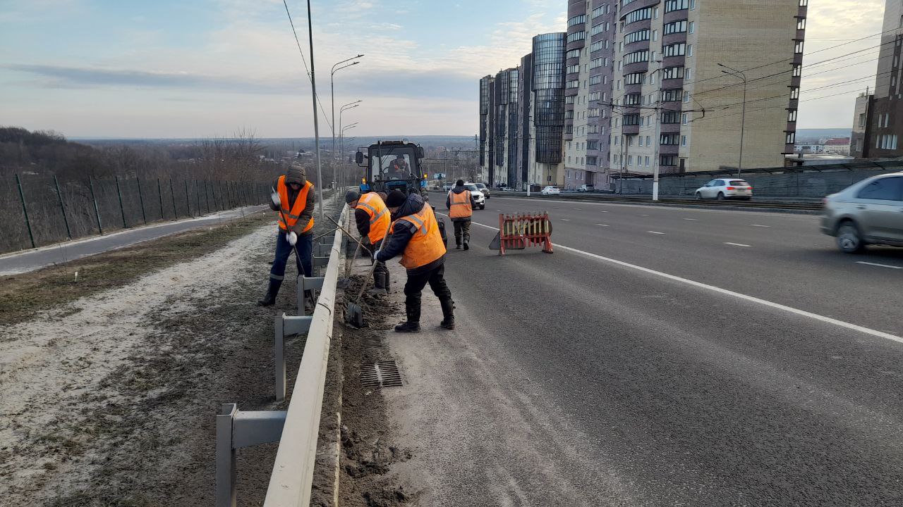 В Курске ведется уборка улиц и дорог