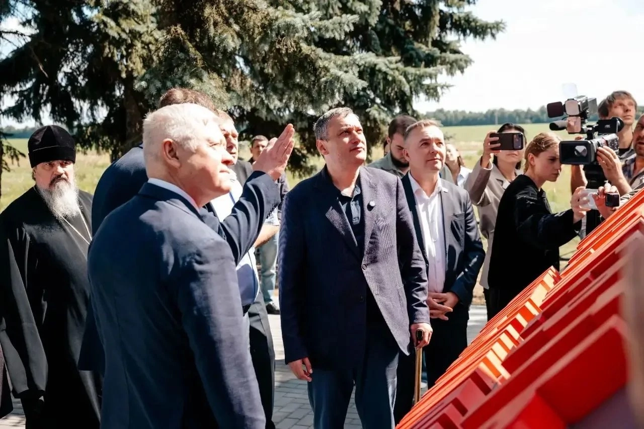 Александр Хинштейн и Василий Пискарёв проинспектировали ремонт школы в Поныровском районе Курской области 