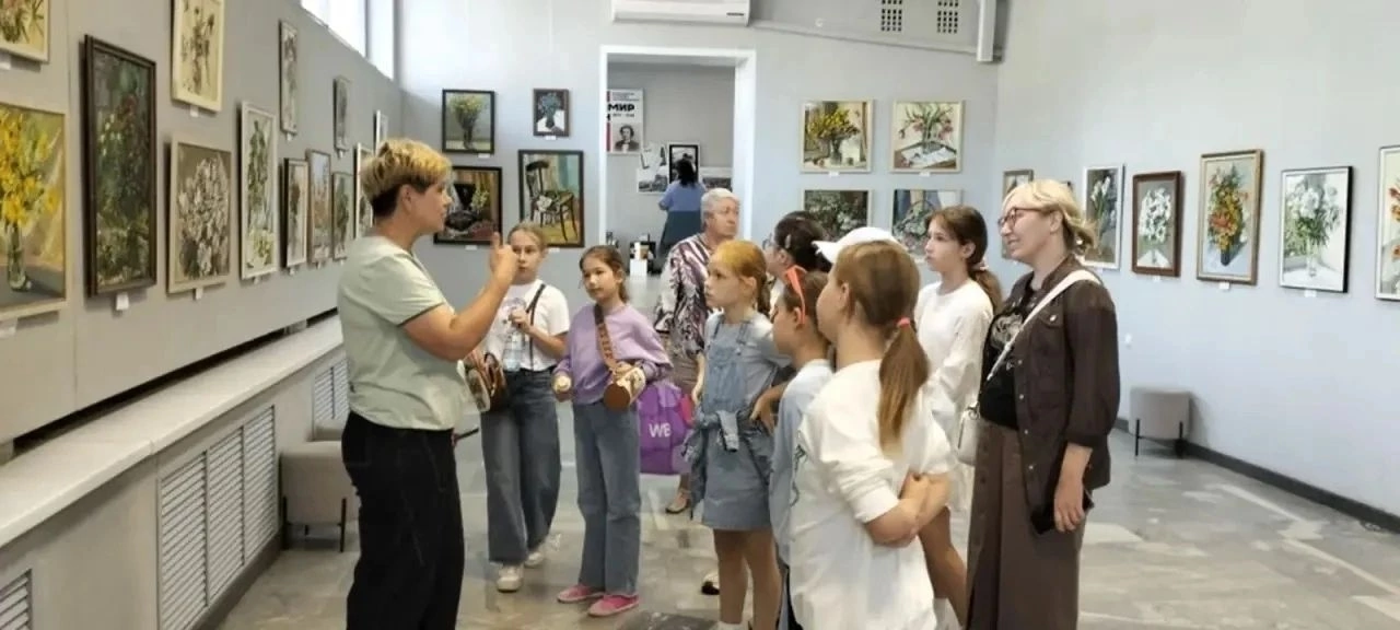 Курские воспитанники Дворца пионеров сходили на выставку Веры Мазаевой «Мой мир»