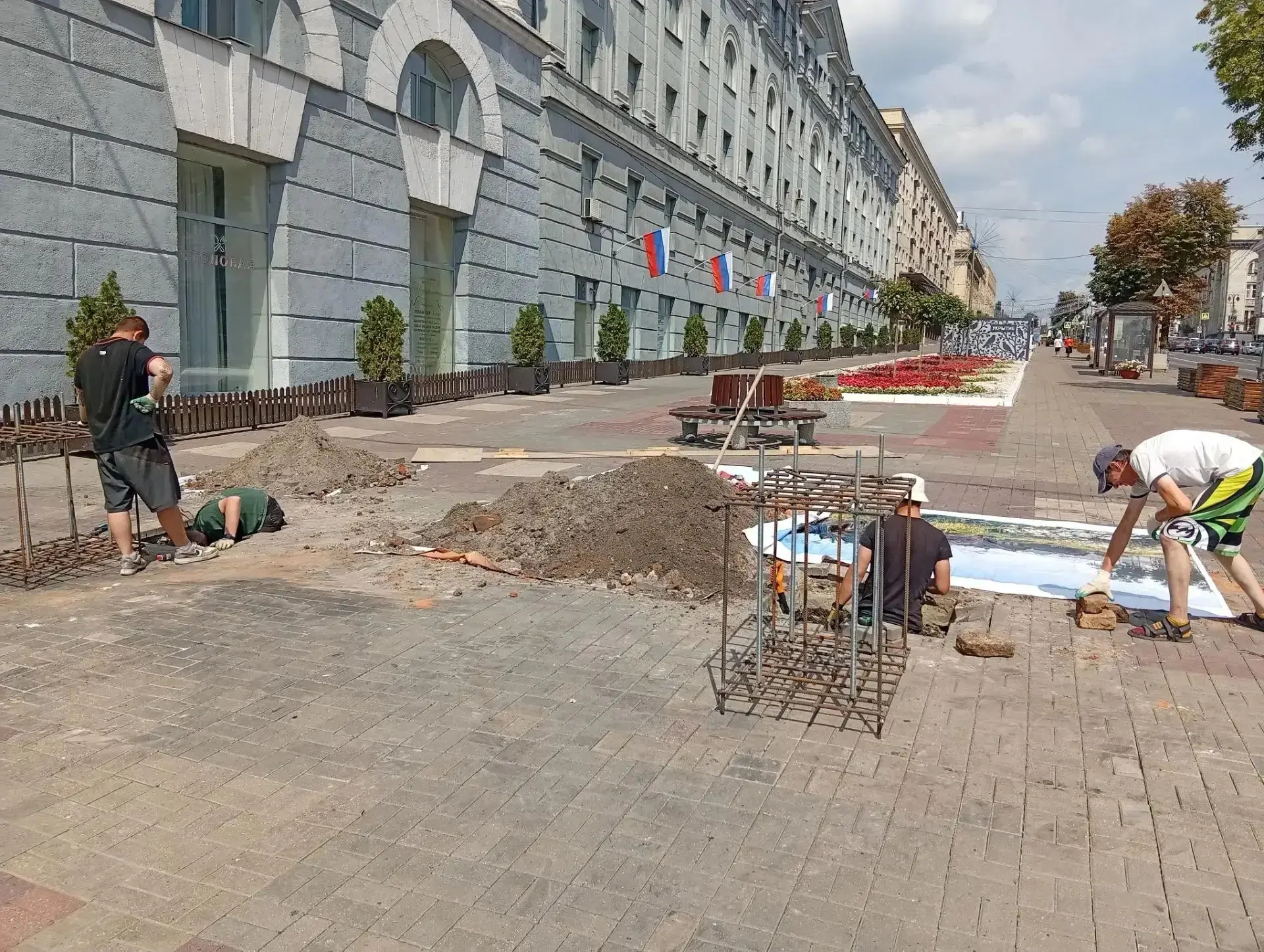 В центре Курска устанавливают пятиметровую цветочную арку