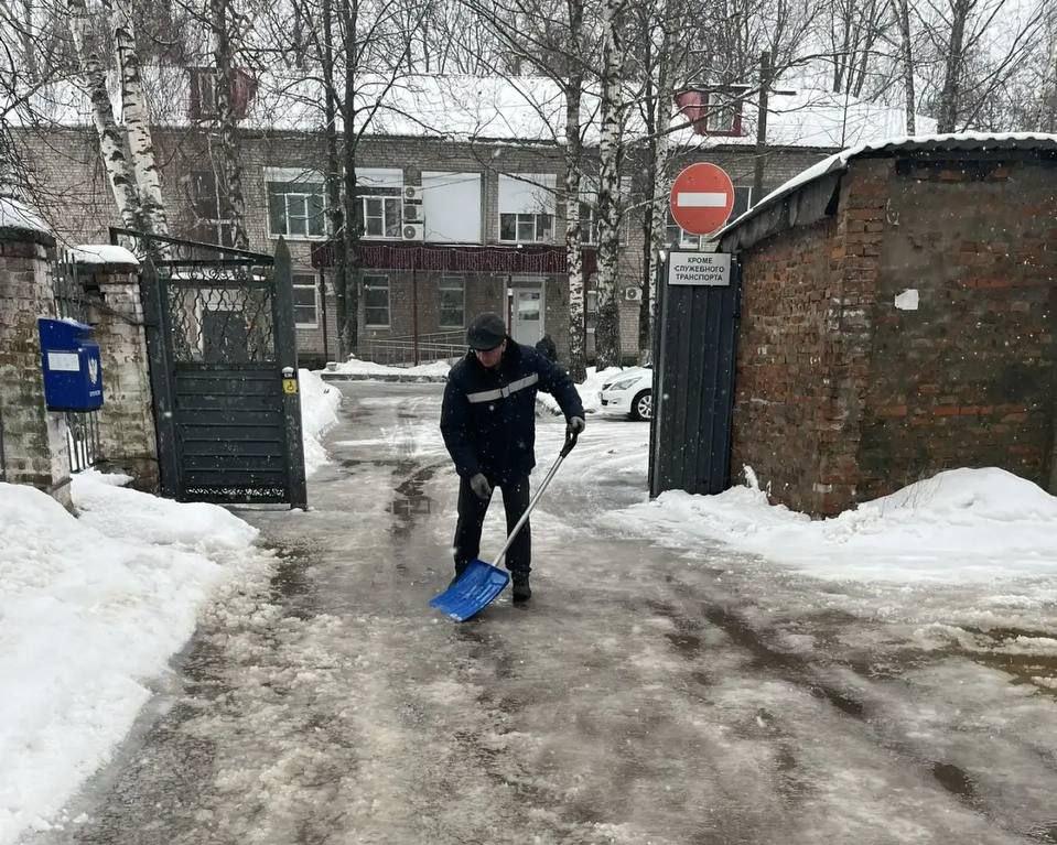 Курский комитет соцзащиты очищает подходы к социальным объектам