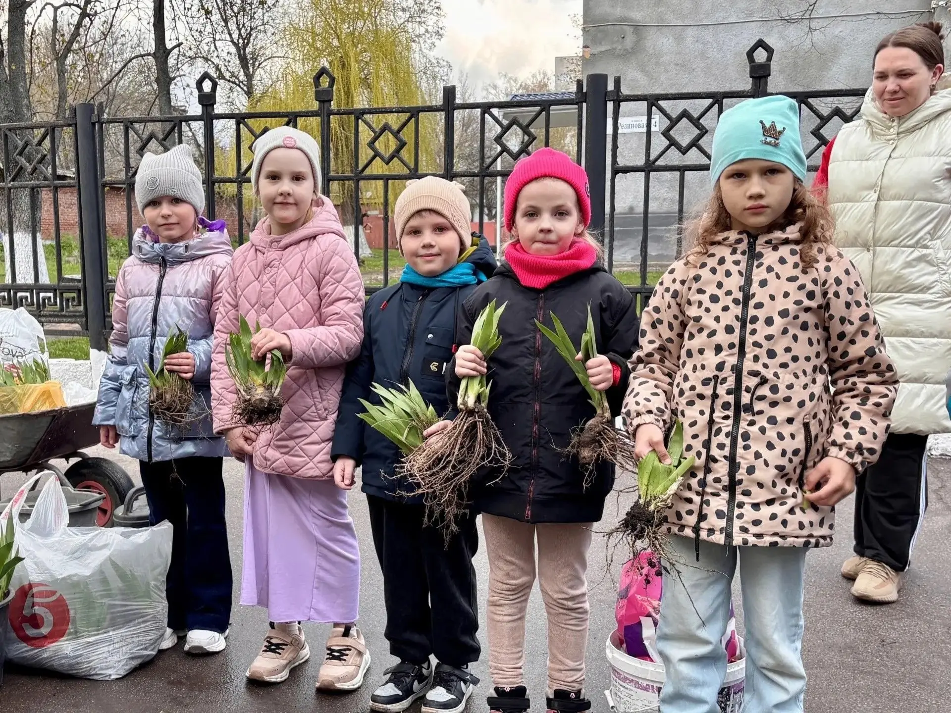 В Курске школьники и педагоги благоустраивают территории учебных заведений