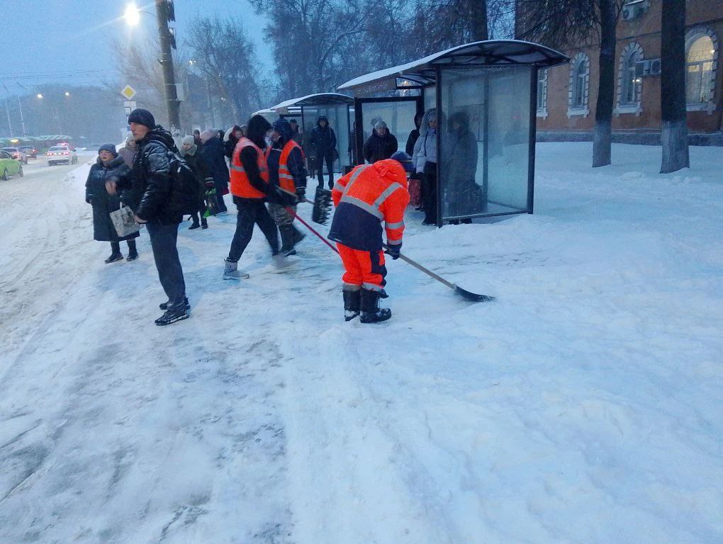 В Курске дорожные и коммунальные службы продолжают противостоять снегопаду