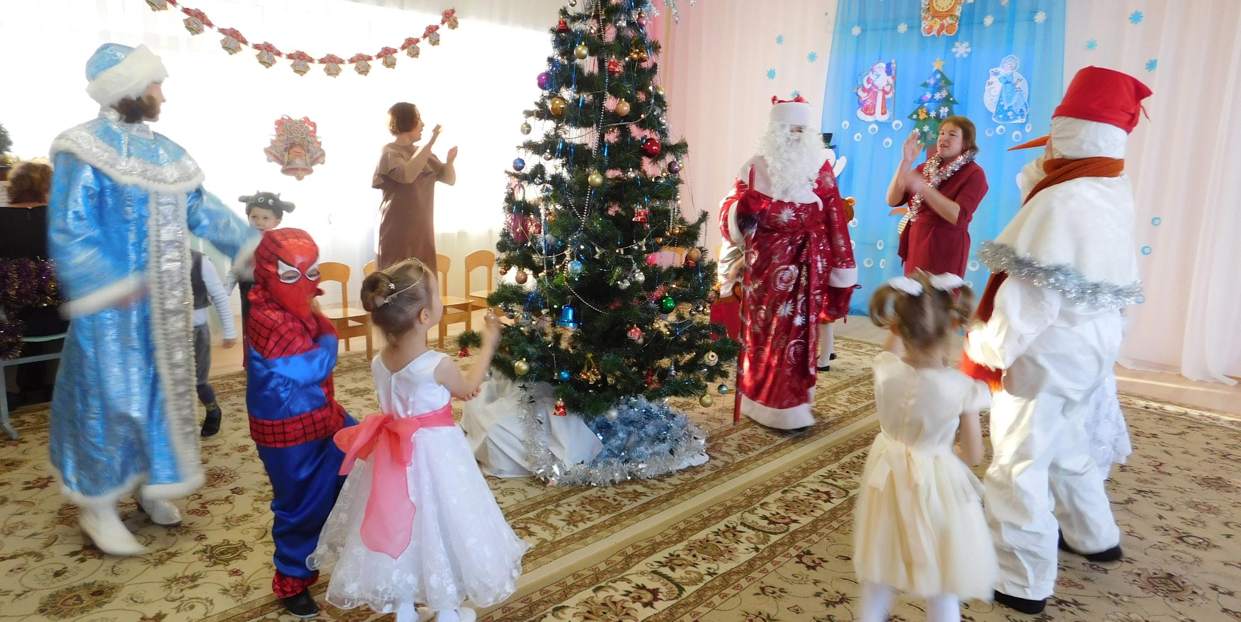 В Курске в детсадах и школах разрешено проведение новогодних утренников